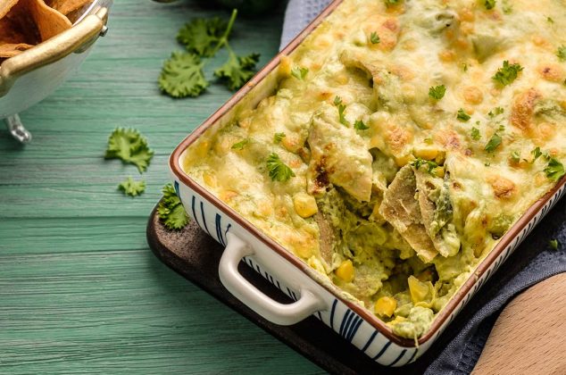 Gratín de totopos con salsa de poblano