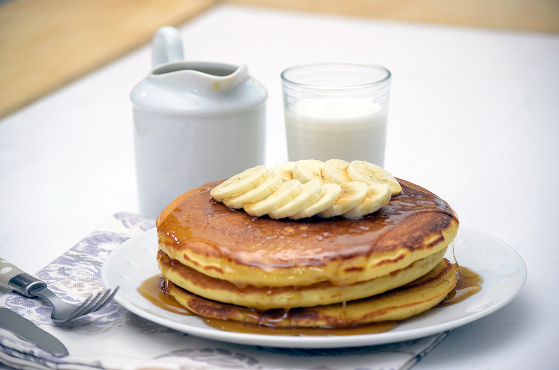 Hot cakes con salchicha, plátano y tocino