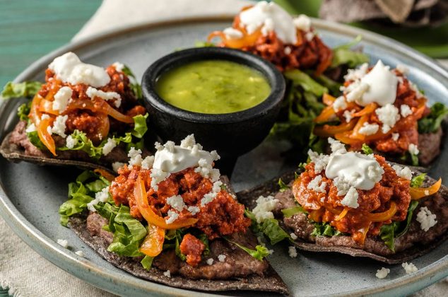 Mini tostadas con tinga de longaniza