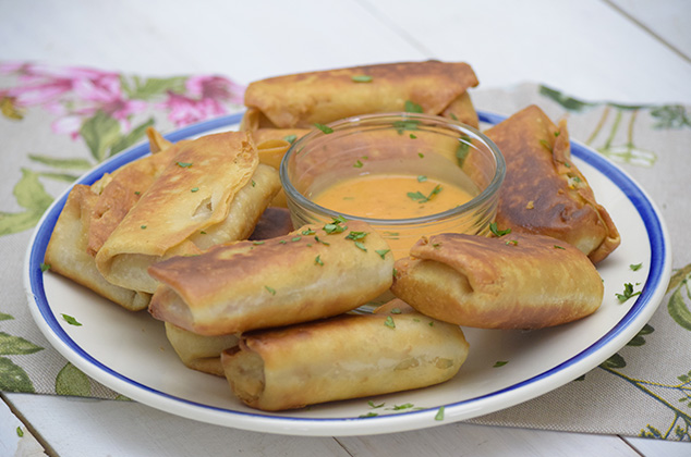 Rollitos de surimi con salsa