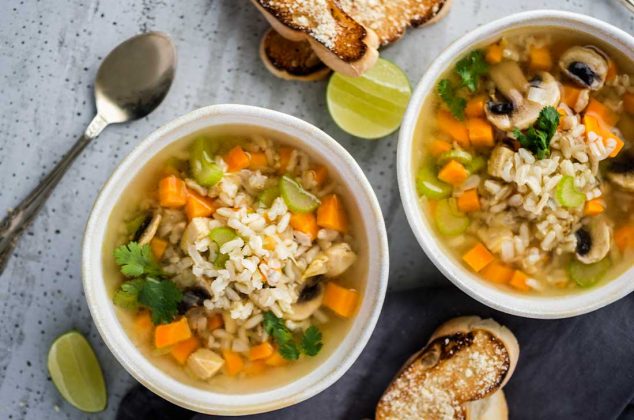 Sopa de arroz y champiñones