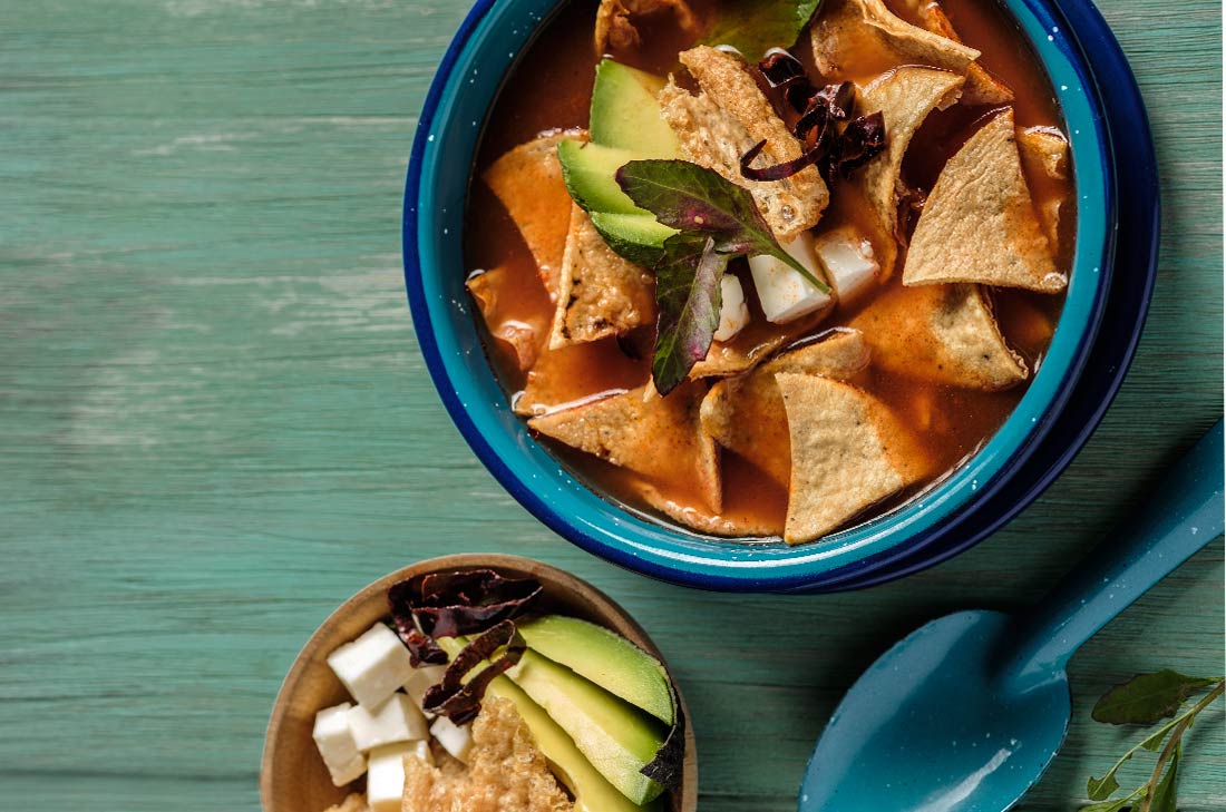 Ya no prepares lo mismo de siempre, esta sopa de tortilla con guajillo te sacará de cuaquier apuro si ya les aburrió comer lo mismo, siempre.