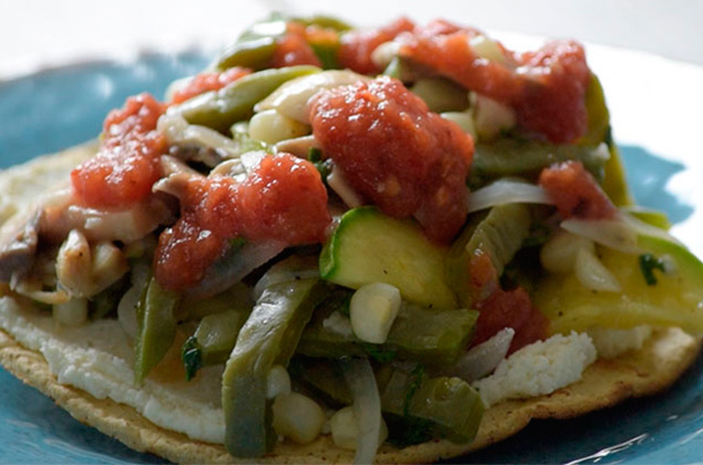 Receta de Tostadas de nopales con champiñones, calabazas y elote