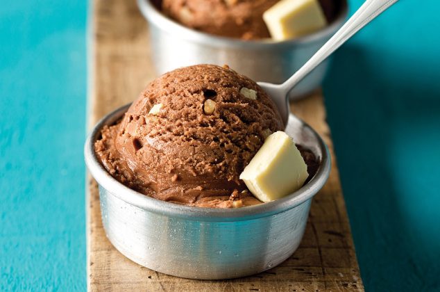 Helado de chocolate y nueces