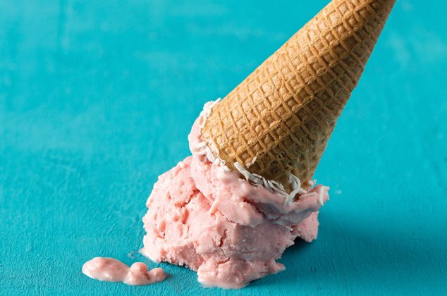 Para temporadas de calor, te recomendamos preparar este delicioso y original helado de fresa, está para chuparse los dedos.