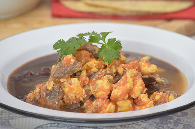 Huevos aporreados con cecina de res en 5 sencillos pasos