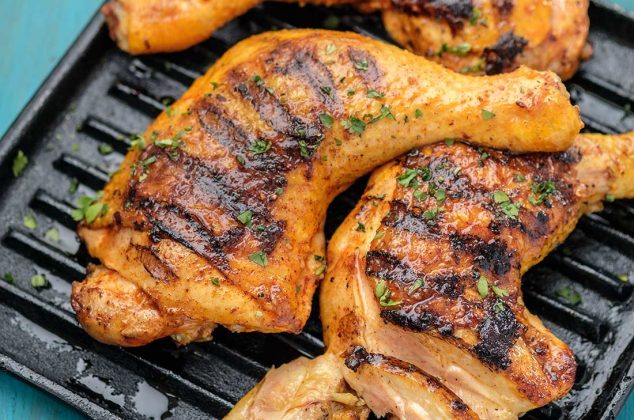 Anímate a preparar esta receta de pollo marinado con jocoque en tu siguiente asado. Acompáñalo con una cerveza bien fría y disfruta.