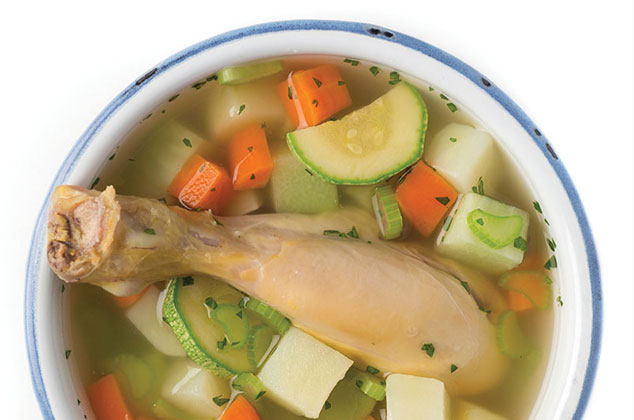 Caldo de pollo con verduras | Receta original tradicional