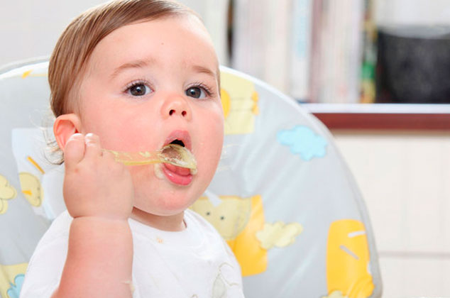 Rico desayuno de plátano con zumo de naranja para tu bebé