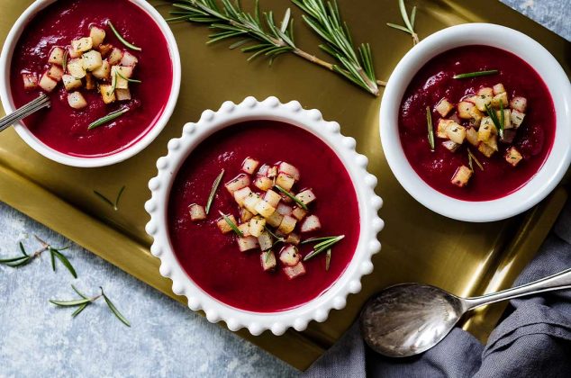 Nadie le dice que no a está deliciosa crema de betabel asado con papa. Será el platillo favorito a la hora de la comida. Aquí la receta completa.