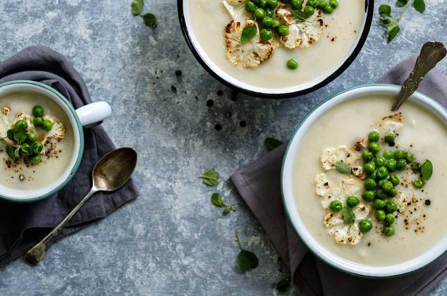 Crema de coliflor y chícharos salteados