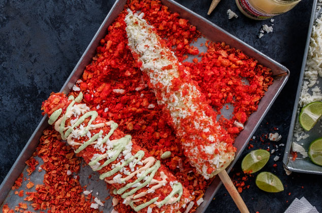 Elote empanizado con frituras de maíz