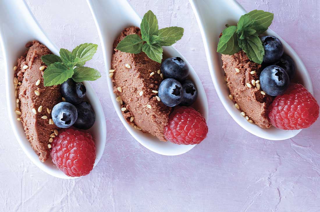 Helado de chocolate con frutos rojos