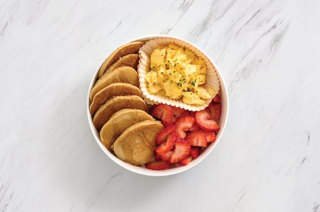 Si tienes antojo de un lunch algo dulce y delicioso, te recomendamos preparar estos mini hotcakes de plátano con canela, seguro te encantarán.