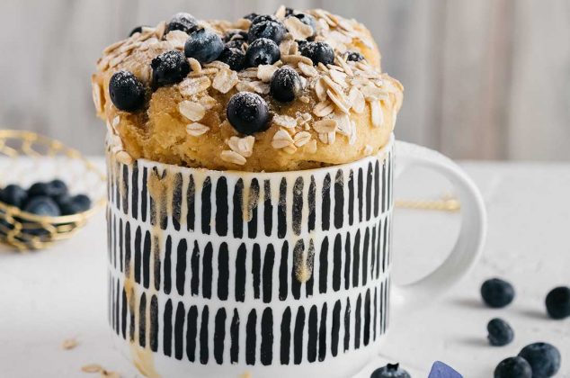 MUG CAKE DE AVENA CON BLUEBERRIES