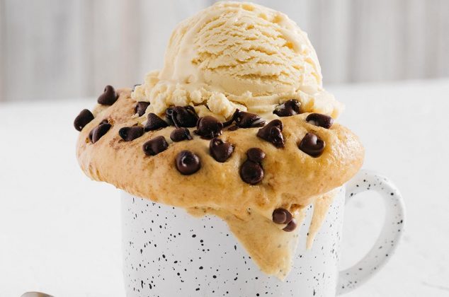Mug Cake de galleta con helado de vainilla