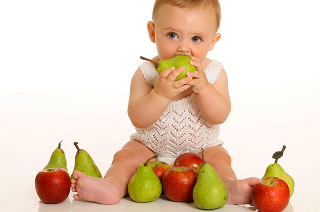 Trucos para que tu bebé acepte más rápido comer frutas.
