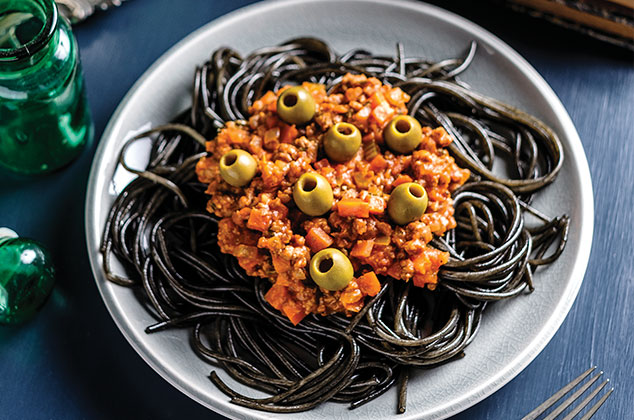 Receta de Espagueti negro con boloñesa para Halloween
