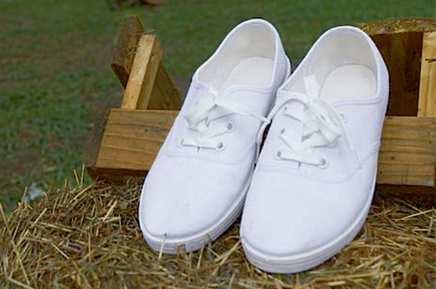 Cómo lavar tenis blancos de tela sin que queden amarillos