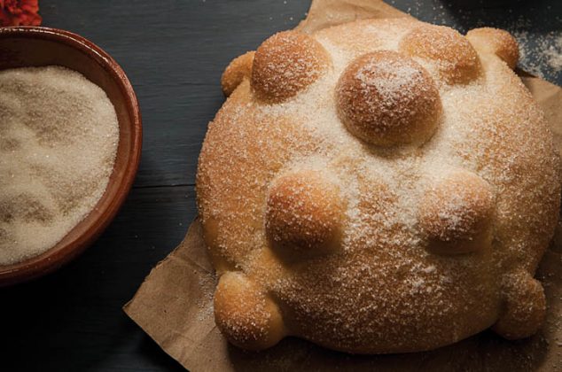 Pan de muerto con relleno de nata casera