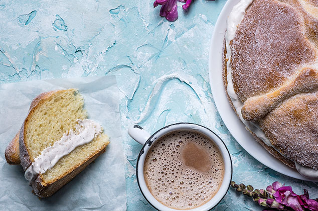 Pan de muerto relleno de crema batida