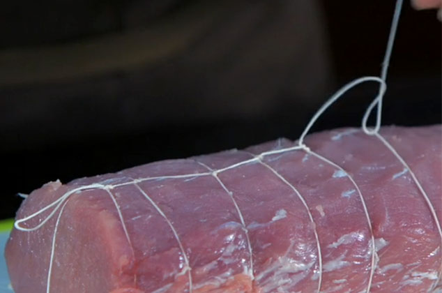 PASA el hilo, entrelazando por el hilo anteriormente colocado y anuda para mantener firme la carne por ambos lados.