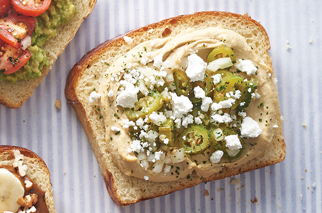 Pan con hummus y chile serrano