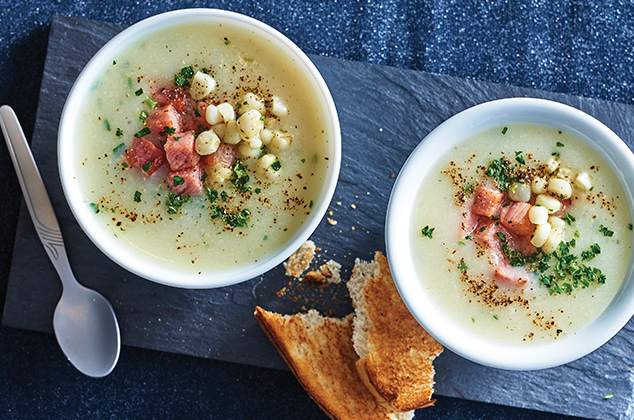 Crema de elote y trocitos de tocino