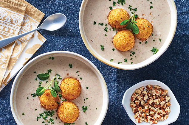 Crema de nuez y champiñones con bolitas de queso