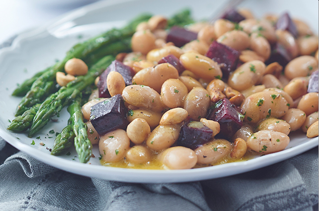 Ensalada de alubias con betabel y espárragos