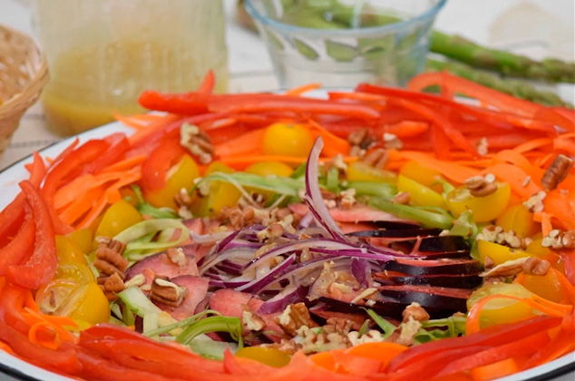 Receta de Ensalada arcoiris con verduras y vinagreta