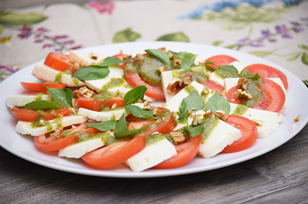 Ensalada Capresse con salsa pesto