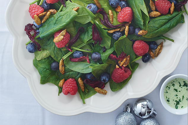 Ensalada de navidad con espinacas y frutos del bosque