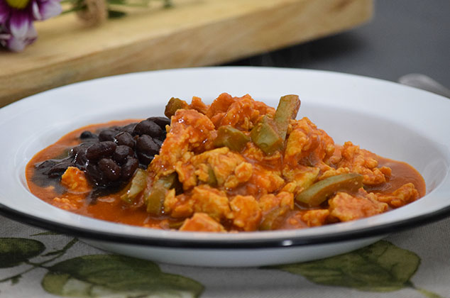 Huevos revueltos con nopalitos en chile guajillo | Cocina Vital