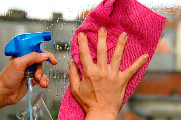 Cómo limpiar vidrios y espejos sin dejar manchas