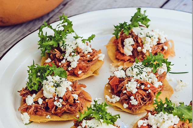 Mini tostadas de tinga de res