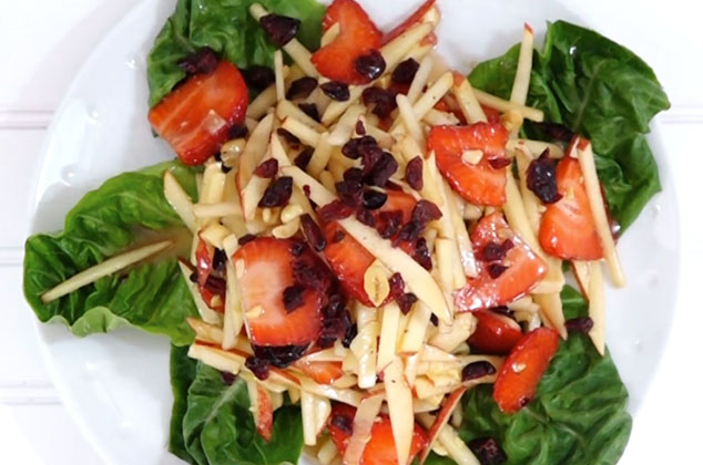 Ensalada roja de manzana, fresas y arándanos