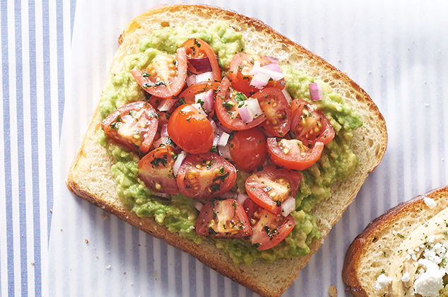 Pan con aguacate y jitomate