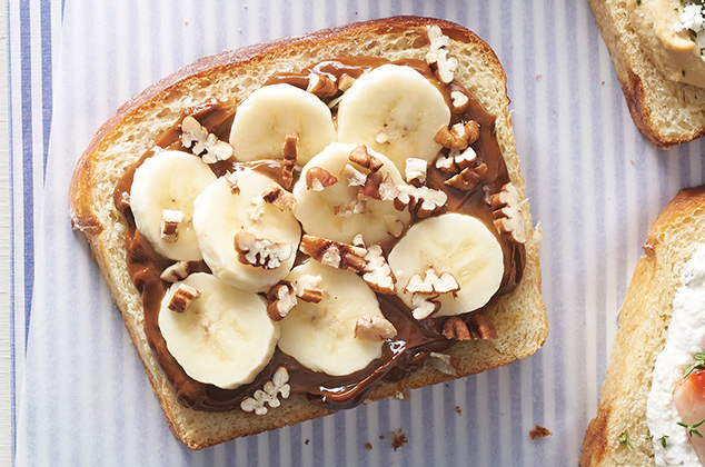 Pan con dulce de leche, plátano y nueces