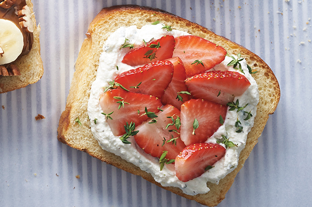 Pan con fresas y queso ricotta