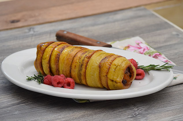 Rollo de plátano macho con carne de res molida y frutos secos