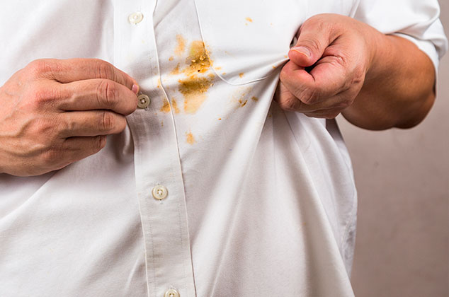 3 trucos para quitar manchas de aceite de la ropa