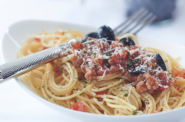 Espagueti con carne y aceitunas negras