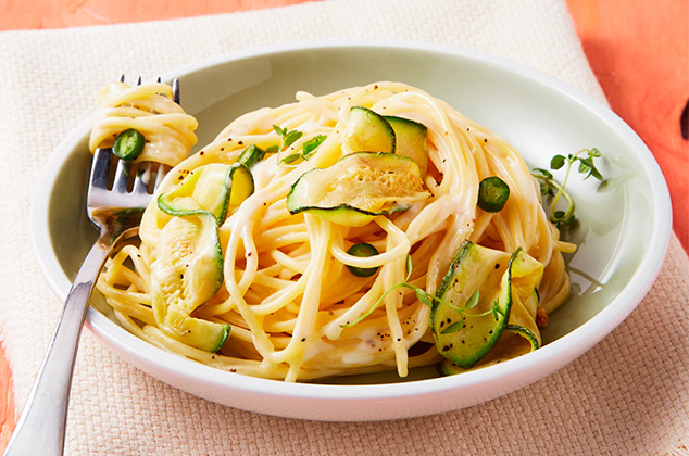 Espagueti con láminas de calabaza y chile de árbol