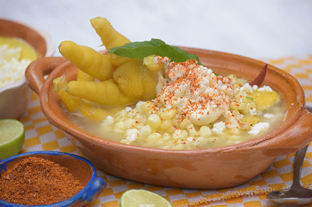 Esquites con patitas de pollo