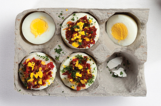 Esta práctica receta de huevos rellenos de jitomate puede ser una colación, una botana o lo que tu decidas. No dejes de prepararla ¡Es facilísima!