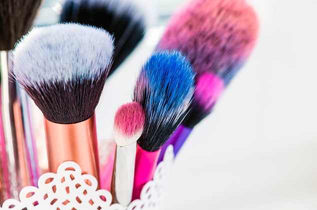 Cómo limpiar las brochas de maquillaje con remedios caseros