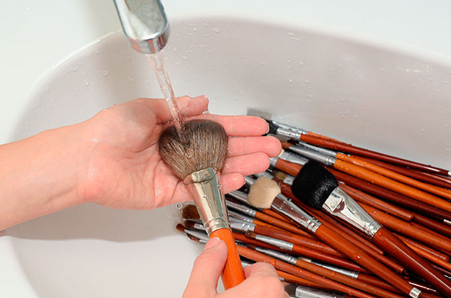 Cómo limpiar las brochas de maquillaje con remedios caseros