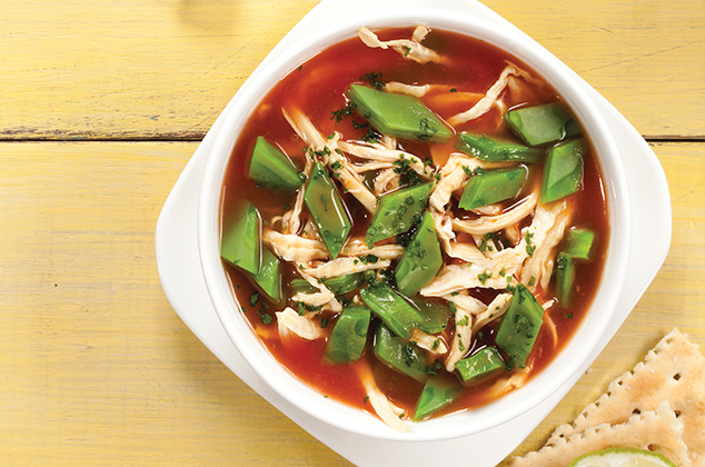 Sopa de pollo con nopales