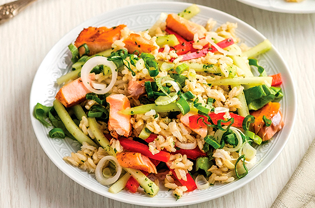 Ensalada de arroz integral con salmón